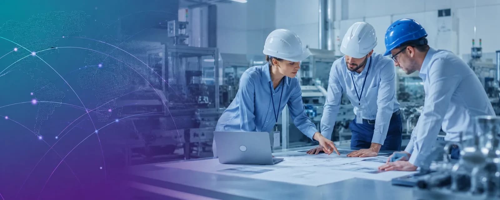 مهندسون صيدلانيون يفحصون معدات - الخبرة التقنية لـ BEST Innovation
